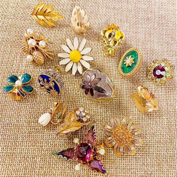 Vintage Jewelry - MAKE AN OFFER Lot of 15 Gold Tone Vintage floral